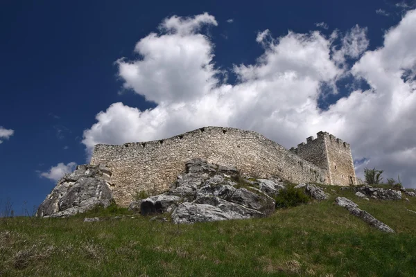 Wall and tower of Spis Castle, Slovakia at summer day — Stock Photo, Image