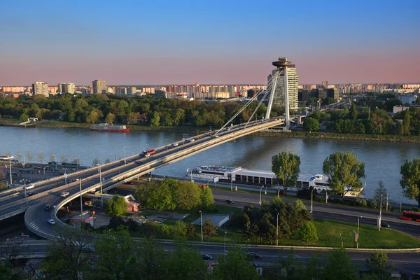 Nuovo ponte sul Danubio a Bratislava, Slovacchia al tramonto — Foto Stock