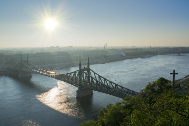 Sunrise Tuna Nehri'ne ve Budapeşte'Özgürlük Köprüsü üzerinde