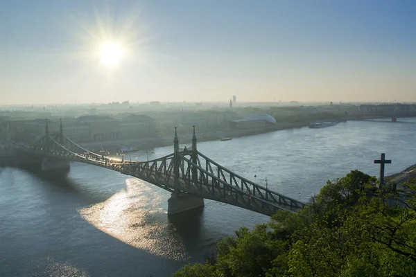 Sonnenaufgang über Donau und Freiheitsbrücke in Budapest — Stockfoto