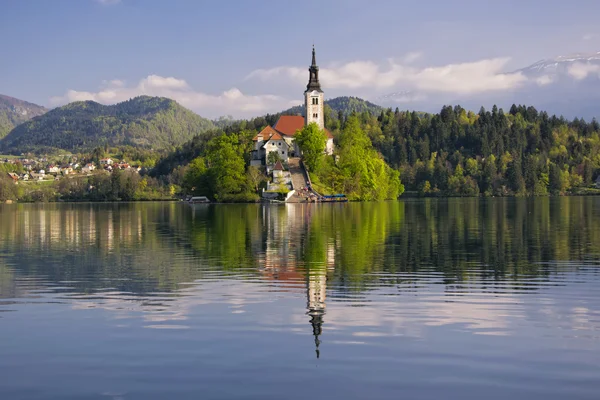 Bled lago y la iglesia de peregrinación con fondo paisaje de montaña — Foto de Stock