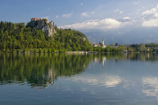 Tó vérzett-val-a rocktop vár és a Szent Márton-templom — Stock Fotó