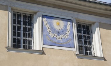 Eski bina duvara boyalı renkli güneş saati