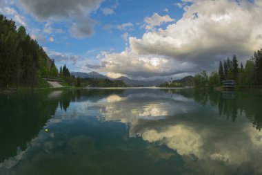 Göl, Bled Slovenya yansıtan bulutlar