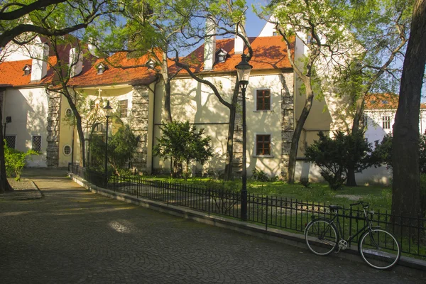 Antigua iglesia gótica en Bratislava, Eslovaquia — Foto de Stock