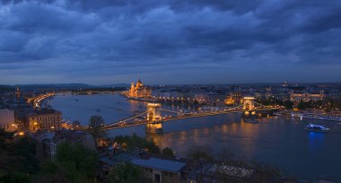 Alacakaranlıkta, Macaristan Budapeşte şehrinin panoramik görünüm