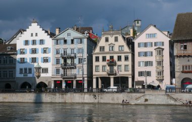 Görünüm Limmat Nehri quay, Zürih, İsviçre tarihi bina