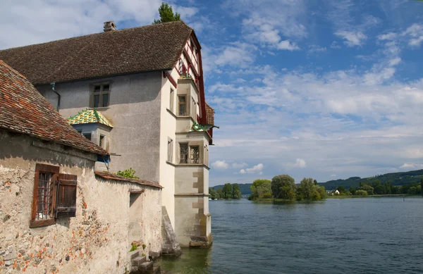 Ancient fachwerk building on river, Stein-am-Rhein, Schaffhausen, Switzerland — Stock Photo, Image