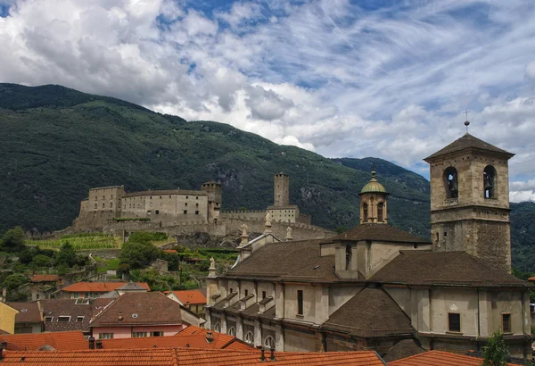 Collegiale kerk en Castelgrande kasteel in Bellinzona, Ticino, Zwitserland — Stockfoto