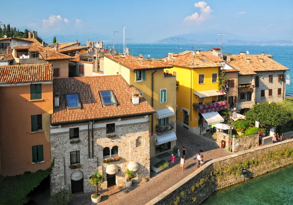 Weergave van oude gebouw in Sirmione en het Gardameer, Italië — Stockfoto