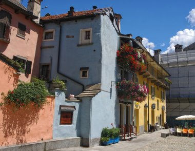 Domodossola, Piedmont, İtalya eski renkli binalar