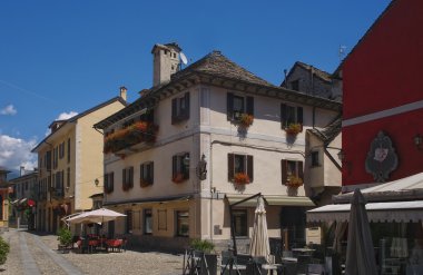 Sokak eski kasaba Domodossola, Piedmont, İtalya