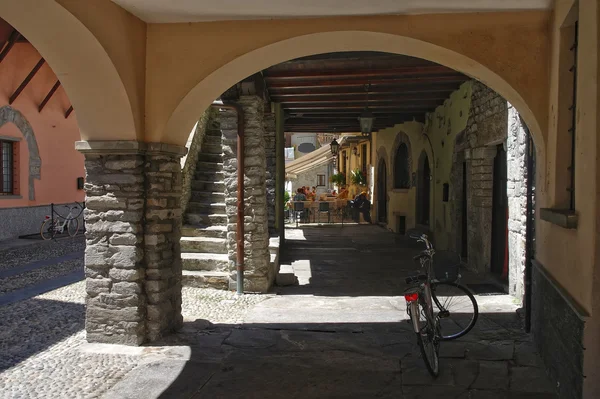 Galerij op straat van stadje Domodossola, Italië — Stockfoto