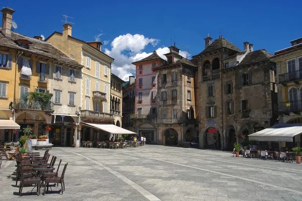 Kijk op het centrale plein van Domodossola, Piemonte, Italië — Stockfoto