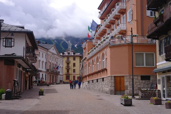 Calle principal en Cortina d 'Ampezzo., Italia — Foto de Stock