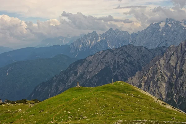 Prado verde em Dolomites, Italia — Fotografia de Stock