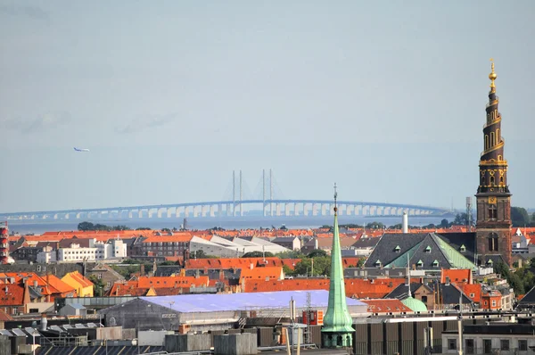 Крыши Копенгагена и Оресуннского моста, Дания — стоковое фото