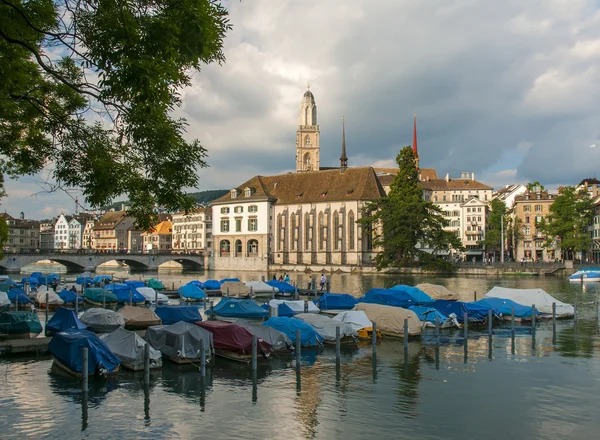 Nézd, a lehorgonyzott hajók a Limmat folyó, Zürich, Svájc — Stock Fotó