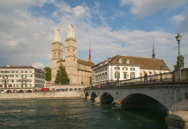 Grossmunster Kilisesi, townhall ve köprü Zurich, İsviçre — Stok fotoğraf