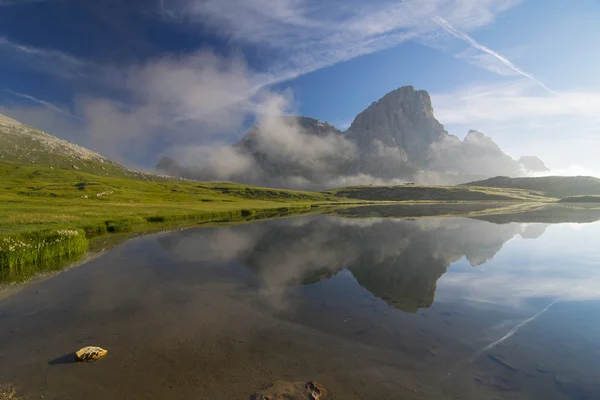 Lago de montaña en Dolomitas, Italia por la mañana — Foto de Stock