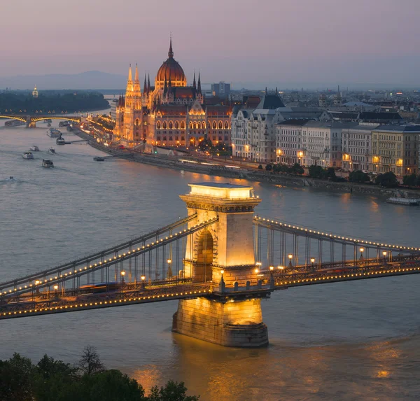 Ponte Chain e Parlamento em Budapeste no crepúsculo, Hungria — Fotografia de Stock