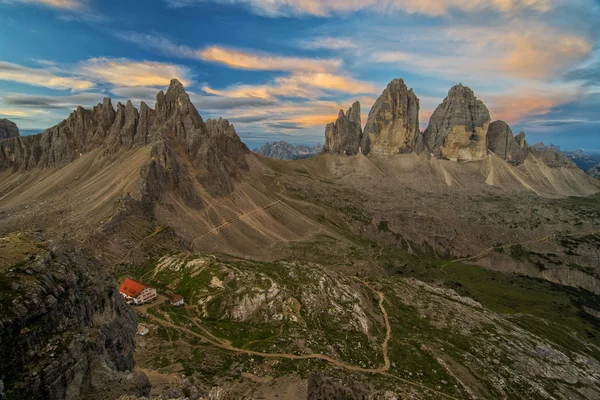 Widok z lotu ptaka z Tre Cime di Lavaredo o wschodzie słońca — Zdjęcie stockowe