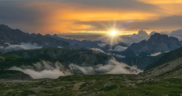 美丽的日落，在 Dolomities 的全景 — 图库照片