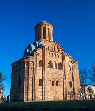 Ukrayna 'nın Chernihiv kentindeki Pyatnytska (St. Paraskeva Pyatnitsa) Kilisesi' nin güneşli bahar günü manzarası. Chernihiv 'deki Pyatnytska Kilisesi 12. yüzyılda inşa edilmiştir ve popüler bir turistik merkezdir.