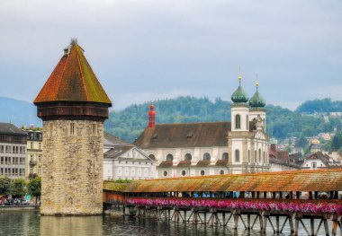 Ünlü Şapel Köprüsü, Su Kulesi ve İsviçre 'nin tarihi merkezi Lucerne' de Cizvitenkirche.
