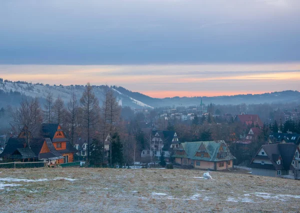 Güneşli Bir Bahar Sabahı Arka Planda Dağ Sırtı Polonya Karpatlar — Stok fotoğraf