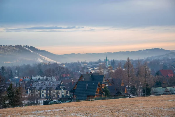 Scénický Pohled Nádherné Údolí Venkovskými Stavení Statku Louce Popředí Hřeben — Stock fotografie