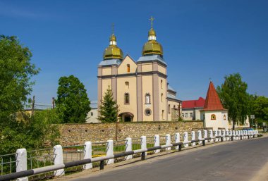 Bakire Meryem 'in Varsayımı Kilisesi ve Terebovlia' daki eski Karmelit Manastırı, Ternopil Bölgesi, Ukrayna
