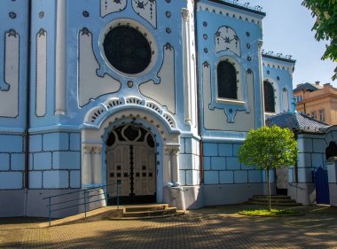Bratislava, Slovakya 'daki Romantik Mavi Kilise cephesi. Macar Secesyonist Katolik Kilisesi, Slovakya başkentinin ve popüler turizm merkezinin sembollerinden biridir.