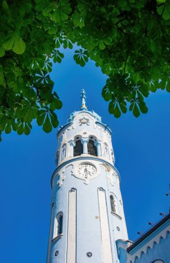 Bratislava, Slovakya 'daki Romantik Mavi Kilise' nin çan kulesi. Macar Secesyonist Katolik Kilisesi, Slovakya başkentinin ve popüler turizm merkezinin sembollerinden biridir.