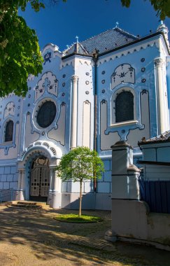 Bratislava, Slovakya 'daki Romantik Mavi Kilise cephesi. Macar Secesyonist Katolik Kilisesi, Slovakya başkentinin ve popüler turizm merkezinin sembollerinden biridir.
