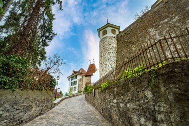 Thun Şatosu 'na giden yol Thun şehri, Bern, İsviçre kantonu. Thun şehri İsviçre 'de popüler bir seyahat ve turistik merkezdir.