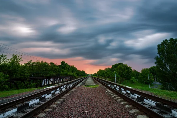Szenischer Blick Auf Die Eisenbahn Die Geradeaus Bis Zum Sonnenuntergang — Stockfoto