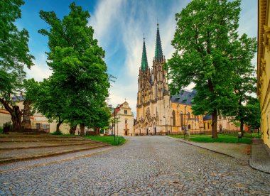 Wenceslas Meydanı manzaralı Saint Wenceslas Katedrali ve Çek Cumhuriyeti 'nin Olomouc kentindeki Saint Anne Kilisesi