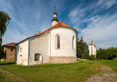Ukrayna 'nın Khmelnytskyi bölgesindeki Starokostiantyniv kalesindeki Kutsal Üçlemeci Kilisesi' nin resimli görüntüsü. Popüler turistik cazibe