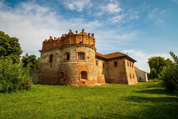 Ortaçağ Starokostiantyniv Kalesi, Khmelnytskyi bölgesi, Ukrayna. Popüler turistik cazibe