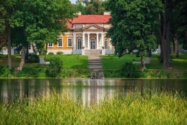 Antik sarayın ve eski parkın manzarası Ukrayna 'nın Samchyky, Khmelnytskyi bölgesindeki gölet suyuna yansıdı. Popüler turistik cazibe