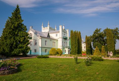 Ukrayna 'nın Ternopil bölgesindeki Bilokrynytsia (Bialokrynica) köyündeki antik gotik saray. Popüler turistik cazibe