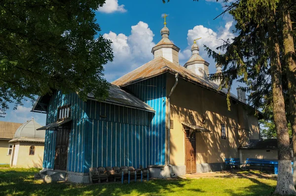 Scenisk Utsikt Över Kyrkan Upplyftningen Byggdes Århundradet Luzhany Byn Bukovina — Stockfoto