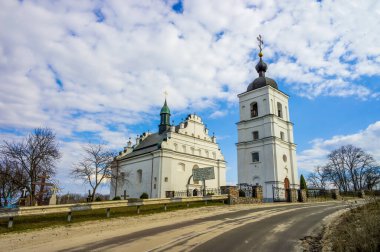 Ukrayna 'nın Cherkasy bölgesinde Chyhyryn yakınlarındaki Subotiv köyündeki ünlü St. Elijah Kilisesi' nin manzarası. Ukrayna 'nın Elijah Kilisesi, Khmelnytsky' nin Mezar Odası.