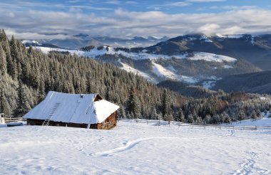 Kış dağlar güneşli sabahı manzara