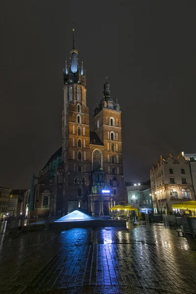 Базилика Святой Марии ночью в Кракове, Польша — стоковое фото