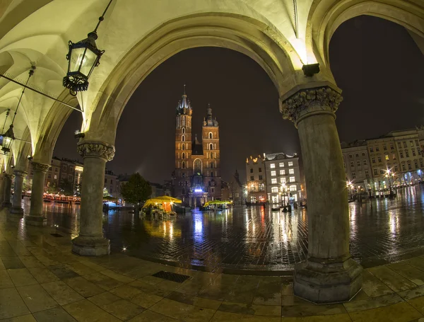 Vista de la Plaza del Mercado Principal desde el pasaje de Sukiennice en Cracovia, Polonia —  Fotos de Stock