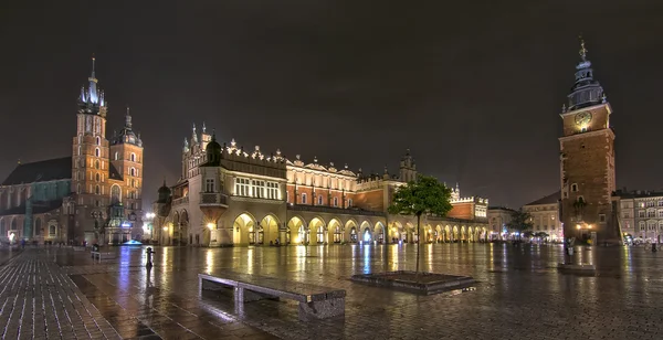 Panorama de la Plaza del Mercado Principal por la noche, Polonia, Cracovia — Foto de Stock