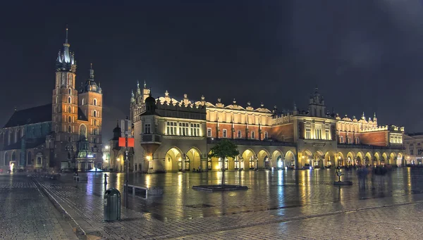 Panorama de la Plaza del Mercado Principal por la noche, Polonia, Cracovia —  Fotos de Stock