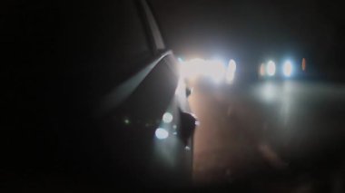 Gece trafik ışıkları ve yan aynadaki bulanık farlar, hızlı yol tutuşu sırasında oluşan parlak parıltının yol açtığı bozuk görüş.